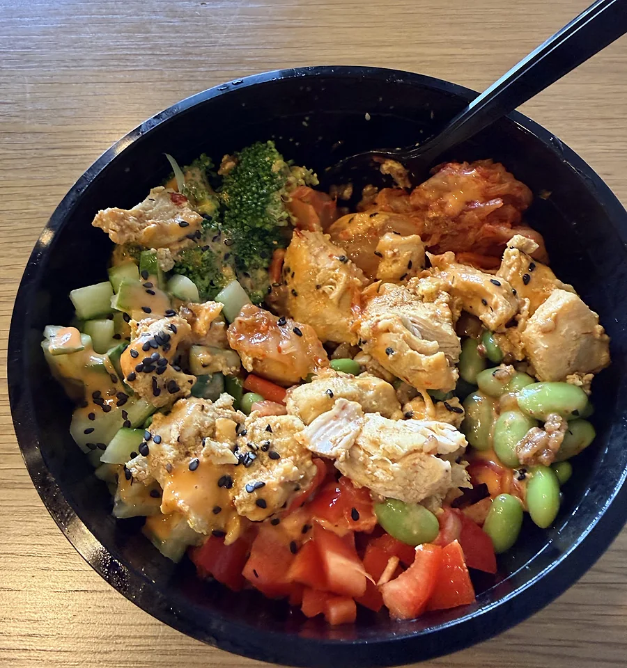 Poké bowl met kip, edamame en tomaat